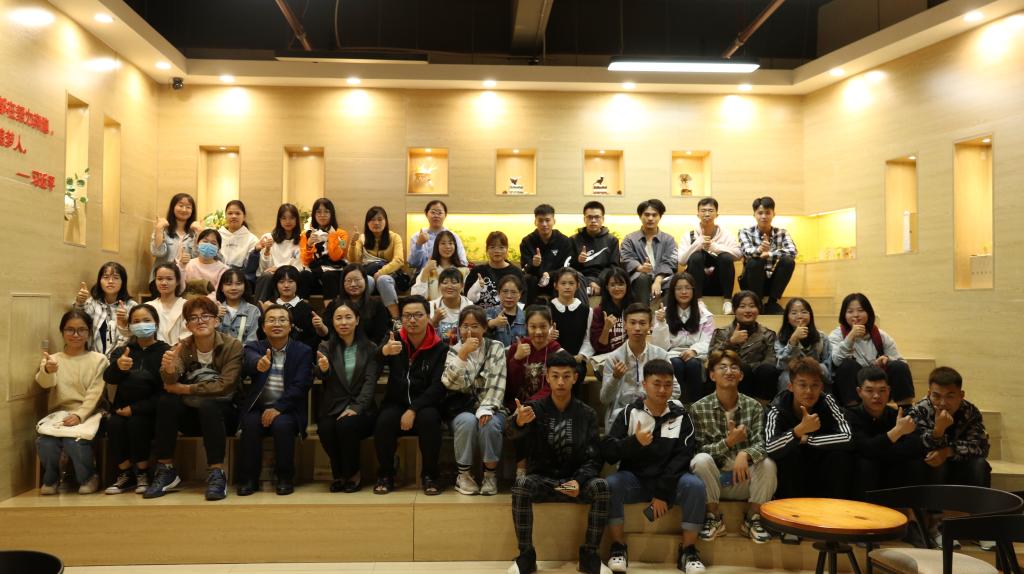 第五期”头条班“师生合影