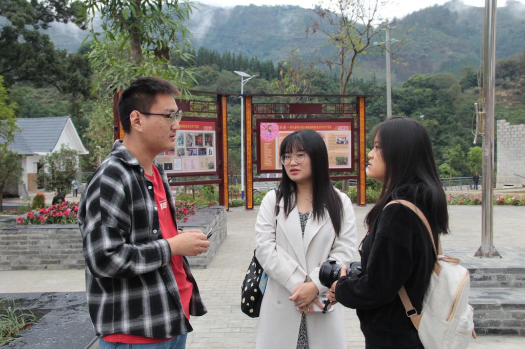 学生采访百坭村志愿者
